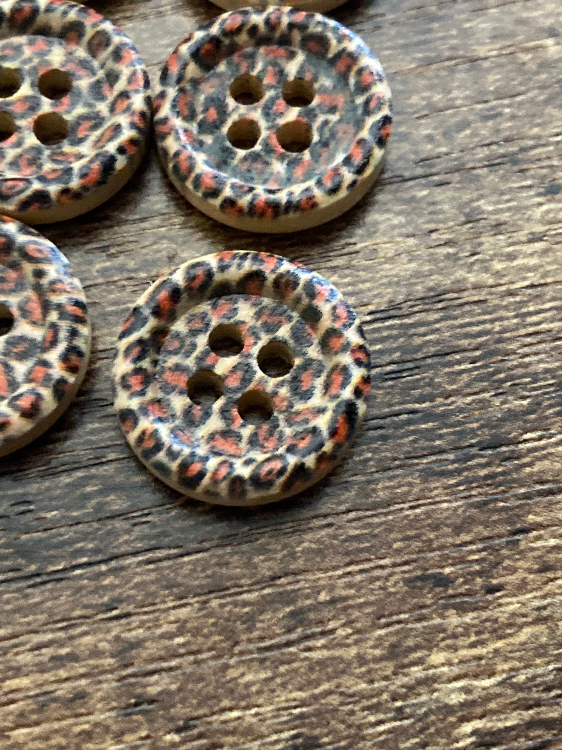 Set of 10 x 15mm round animal print leopard small wooden buttons