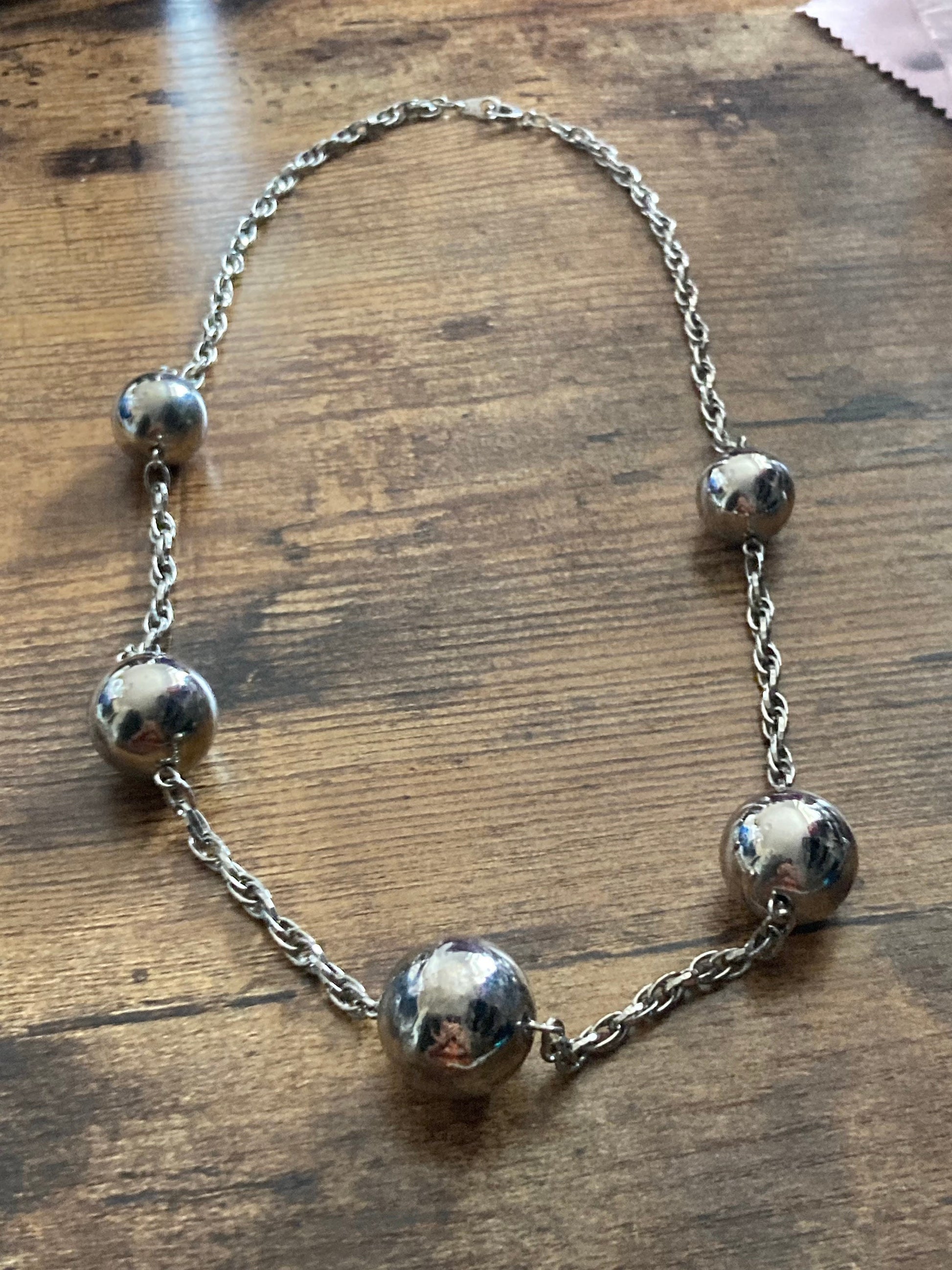 Oversized silver tone modernist 2cm ball station link necklace 54cm long
