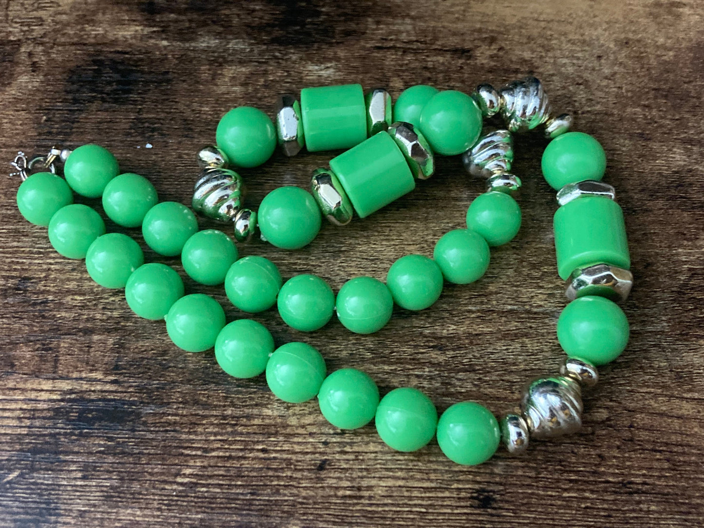 Vintage retro bright green and gold plastic beaded necklace 52cm long