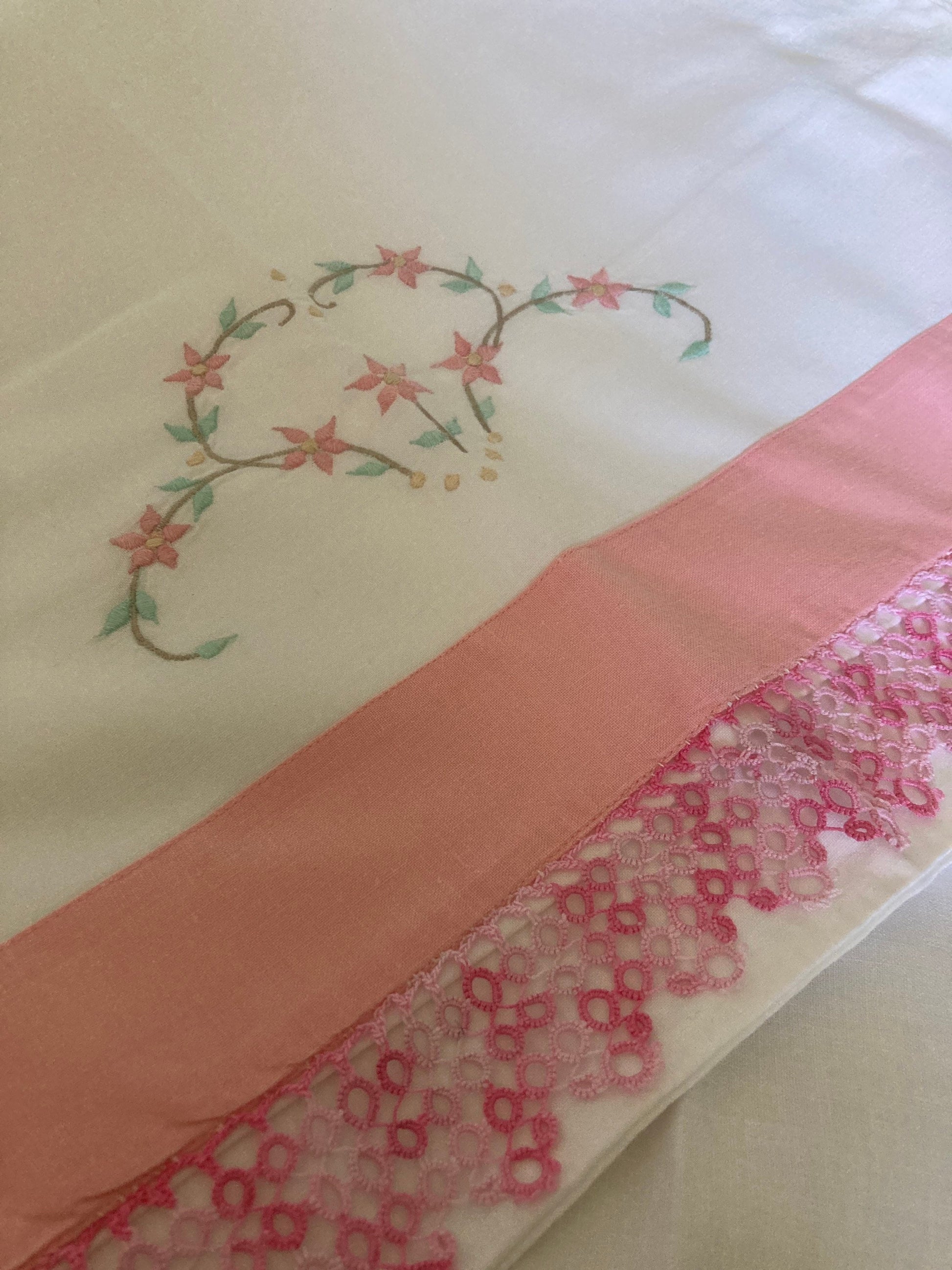 Pair pillowcases bedding white cotton floral flower 28 x 18 white pink crochet edge