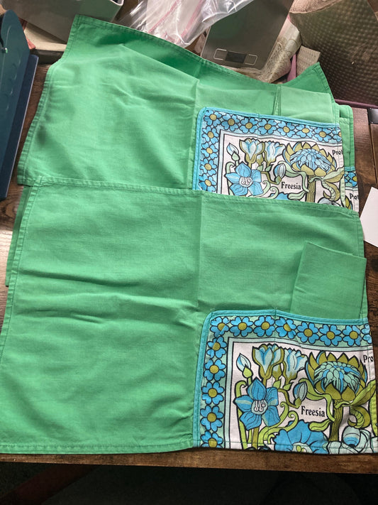 Set 4 place mats & 3 matching square green cotton napkins breakfast trays freesia