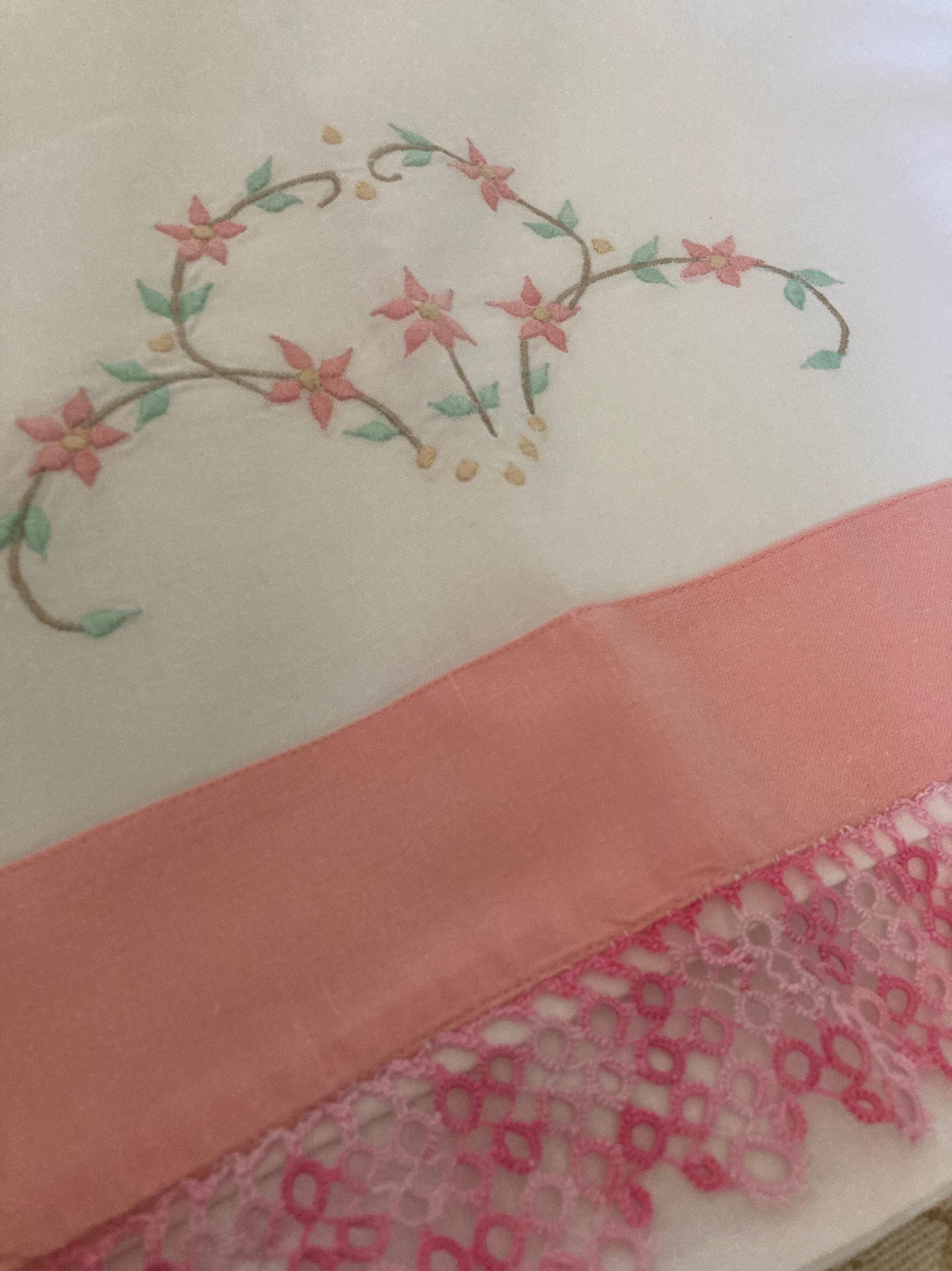 Pair pillowcases bedding white cotton floral flower 28 x 18 white pink crochet edge