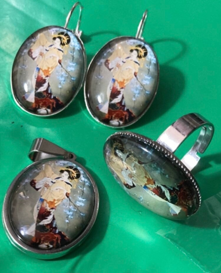 Japanese geisha girl Stainless steel oval pendant