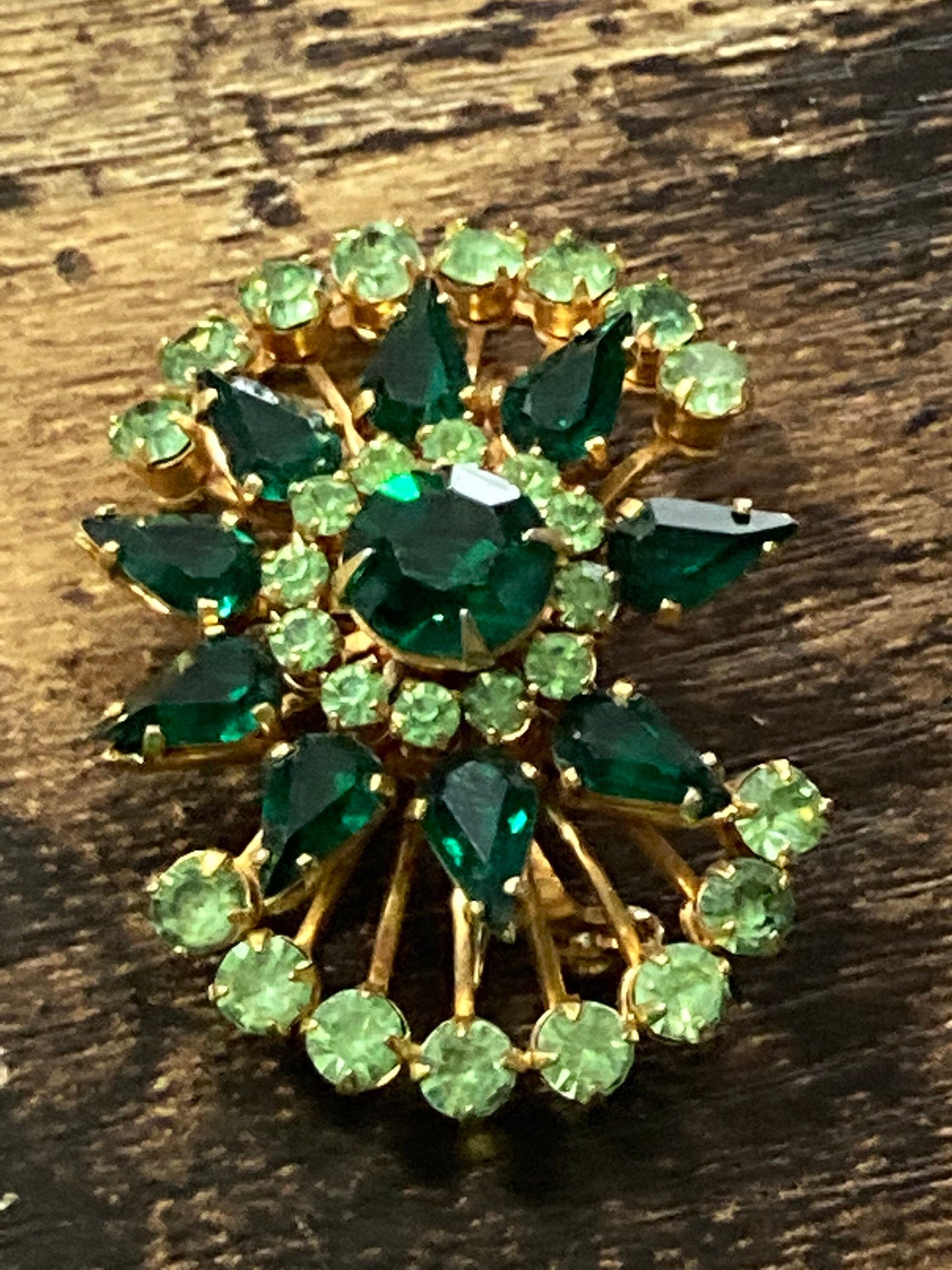 Vintage MCM gold tone emerald green rhinestone paste brooch 1950s 1960s