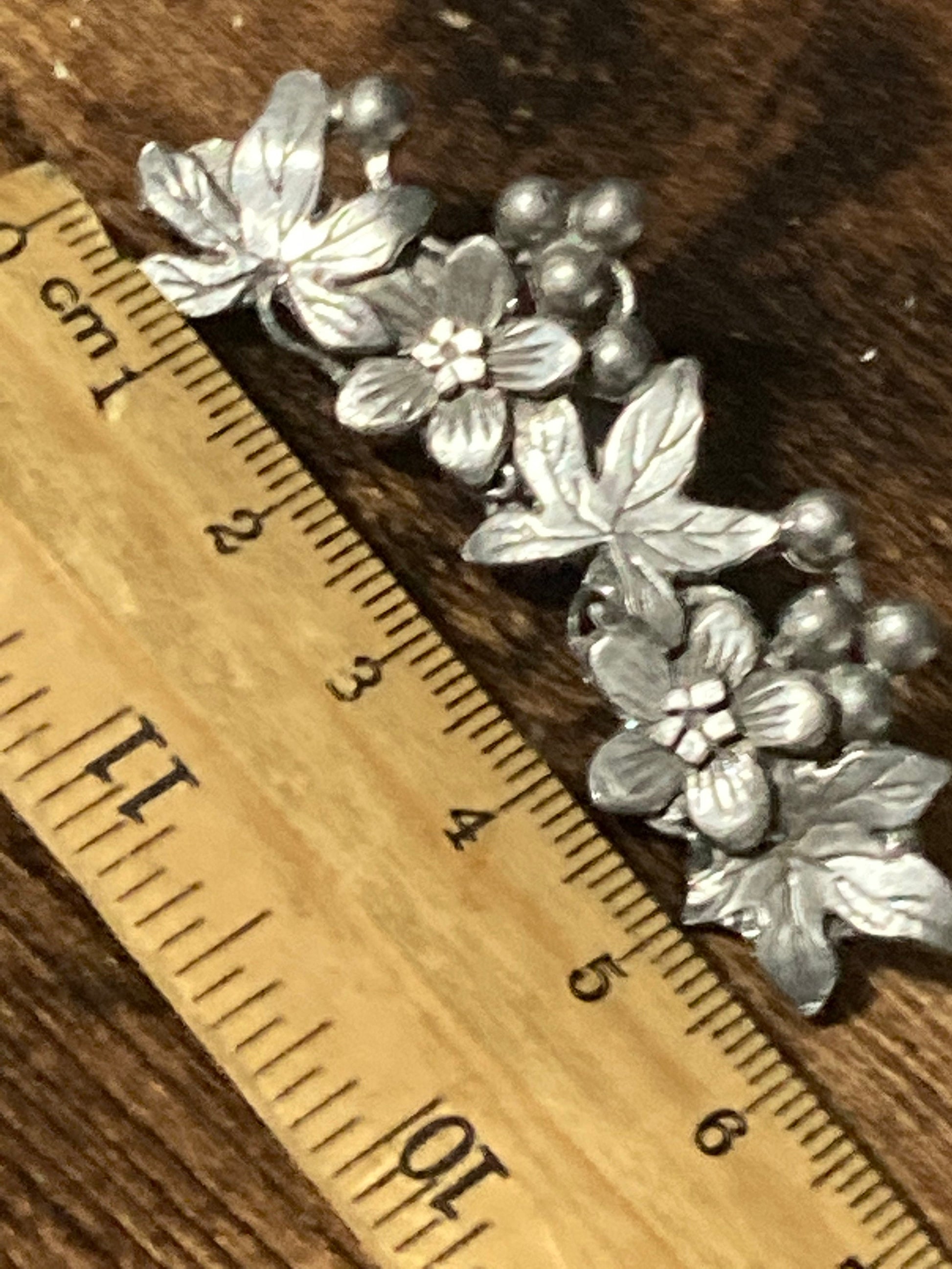 Vintage retro large silver tone flower broach