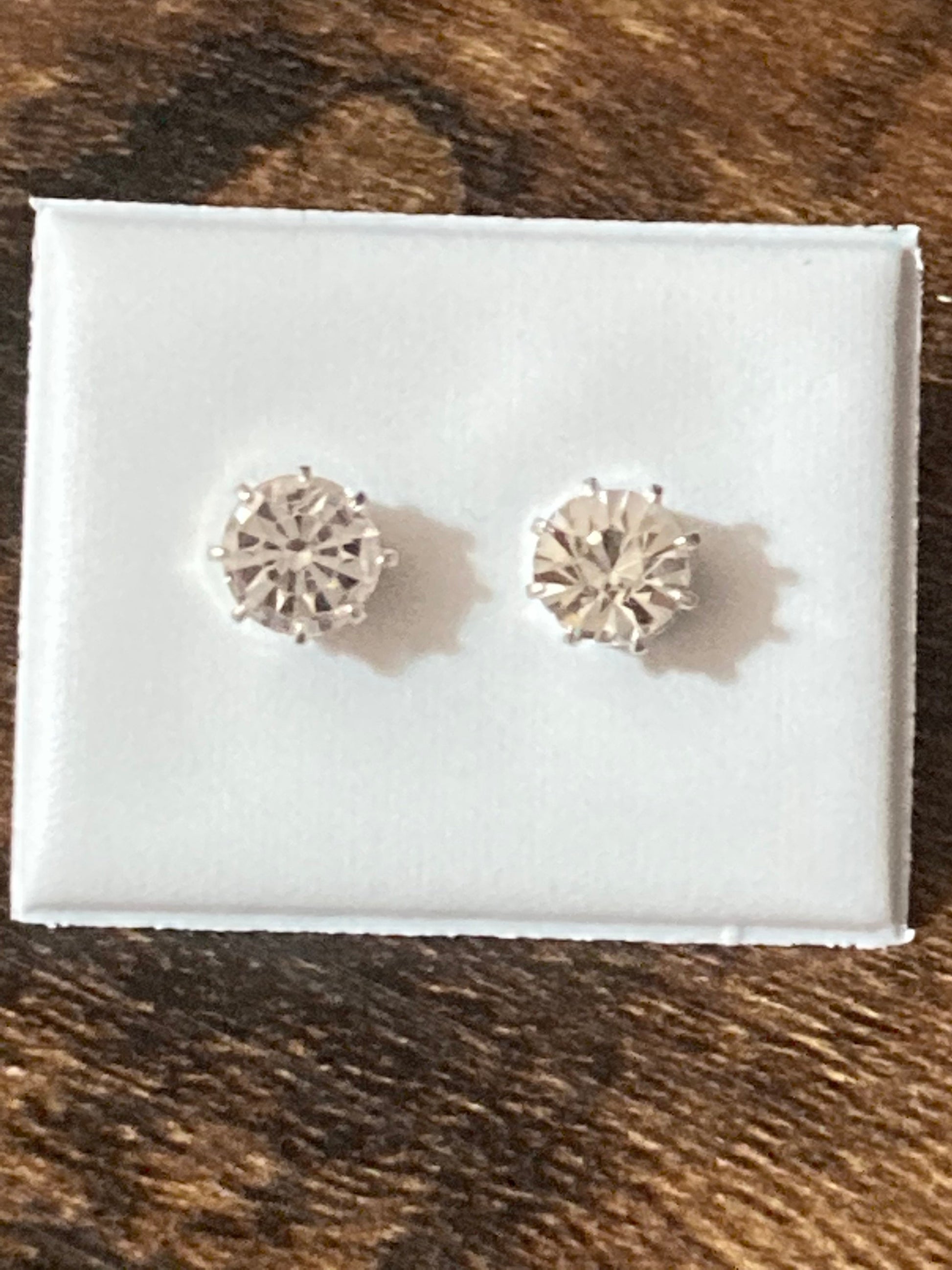 Very sparkly Plain 7mm clear crystal diamanté stud earrings silver plated