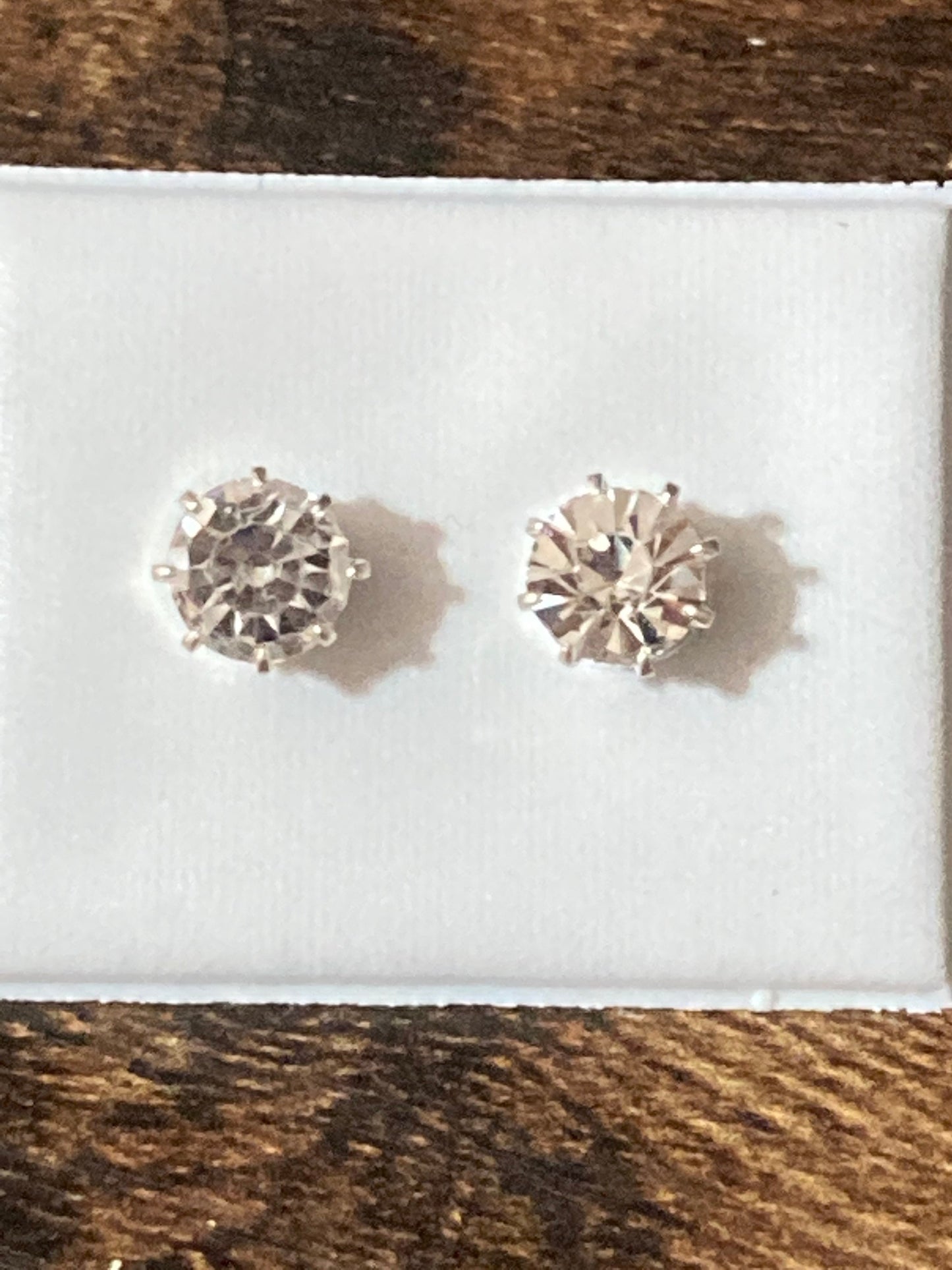 Very sparkly Plain 7mm clear crystal diamanté stud earrings silver plated