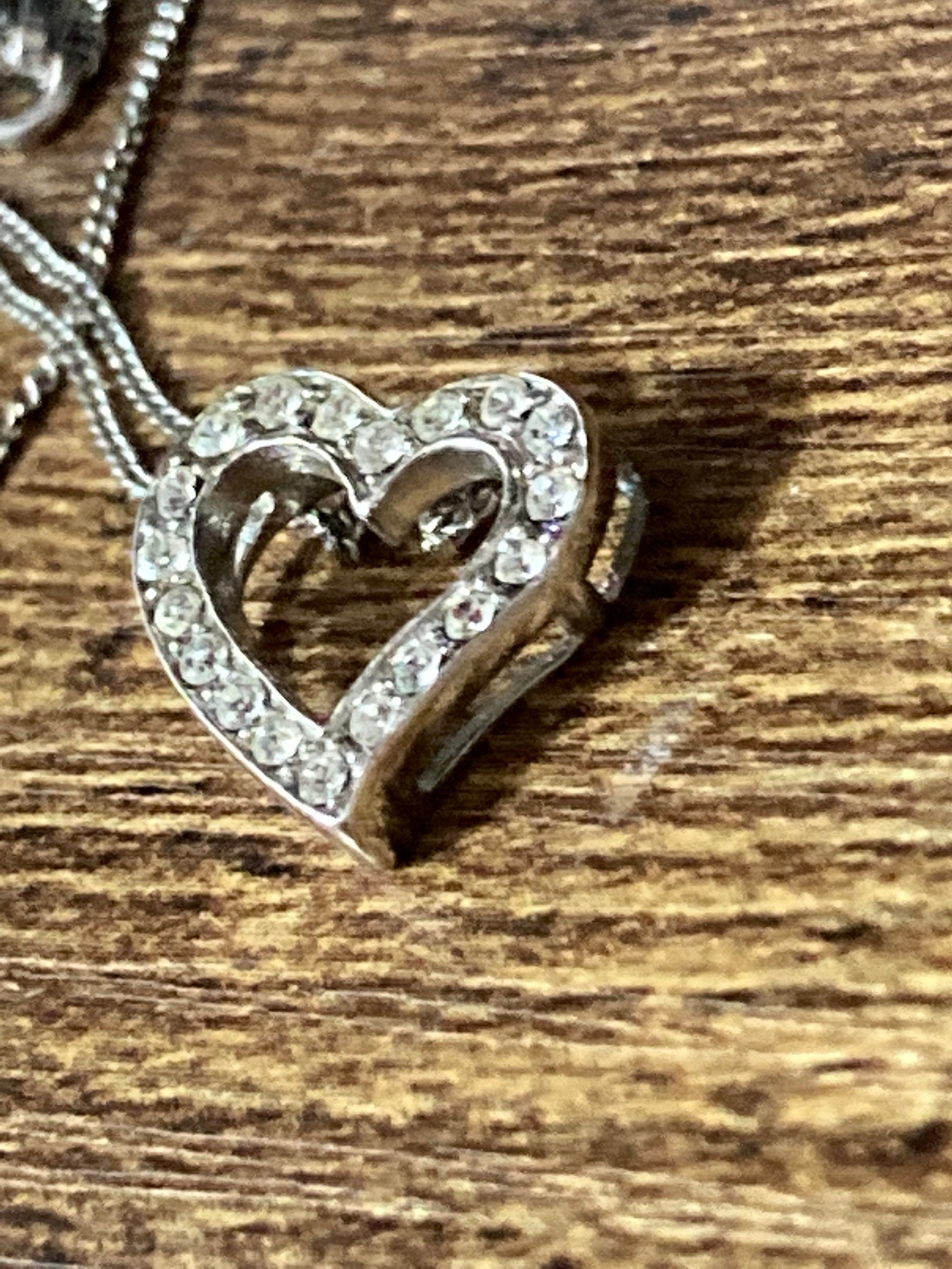 retro 925 Sterling silver modernist diamanté heart pendant silver chain necklace 2.6gms adj 41cm to 48cm