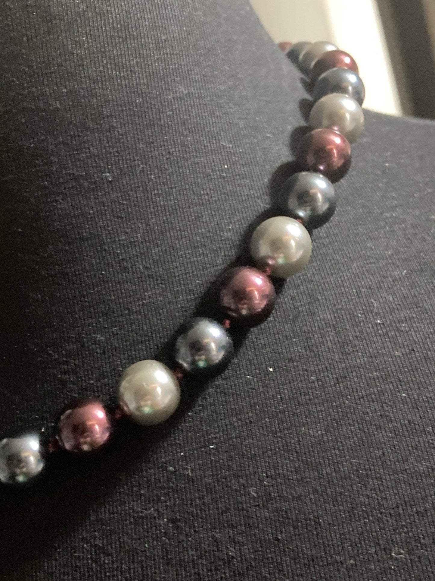 Vintage single strand steel grey dark red glass knotted pearl necklace 53cm