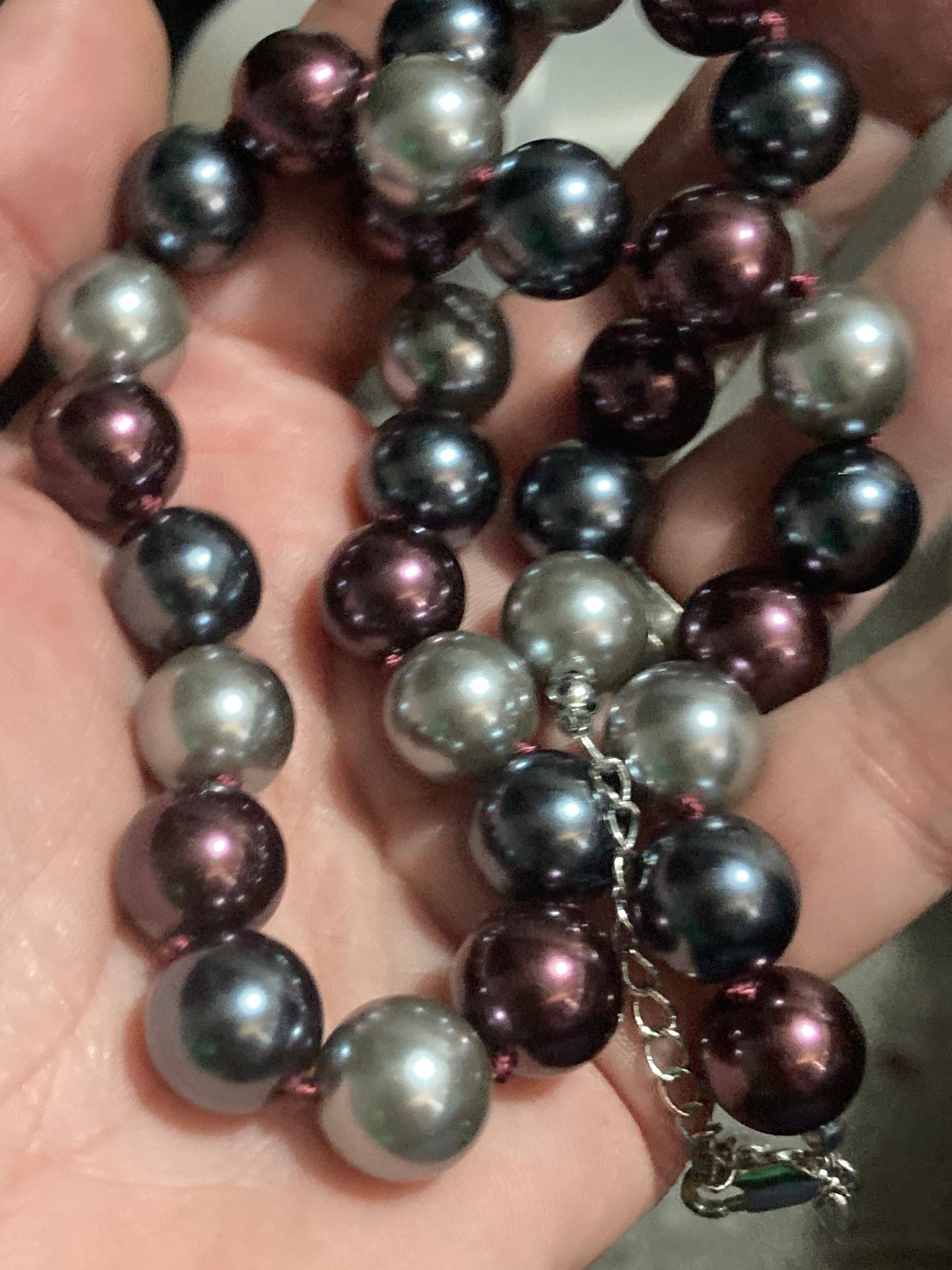 Vintage single strand steel grey dark red glass knotted pearl necklace 53cm