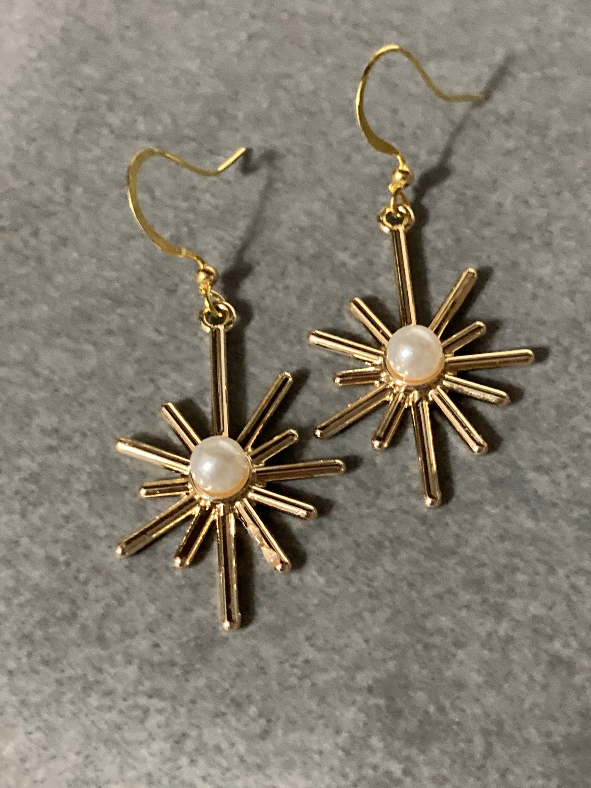 Modernist gold tone & faux pearl dangly drop star earrings