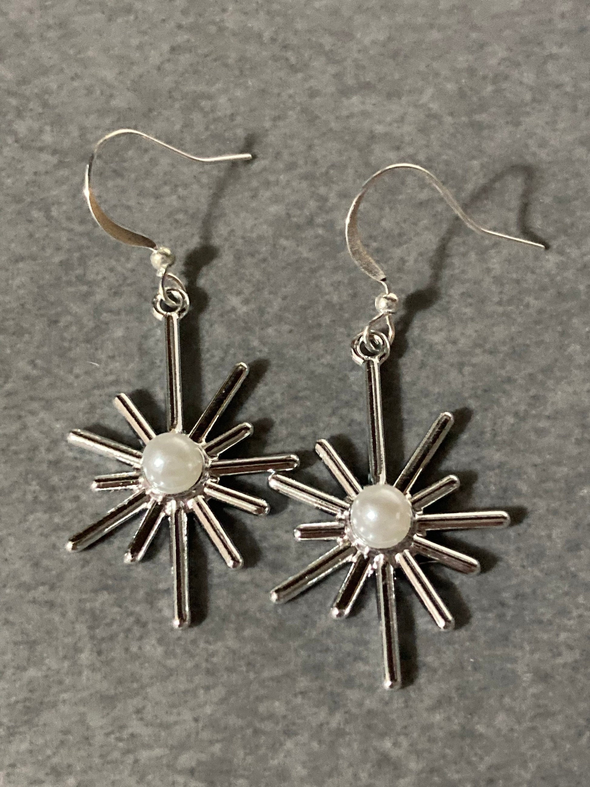Modernist silver tone & faux pearl dangly 5cm drop star earrings