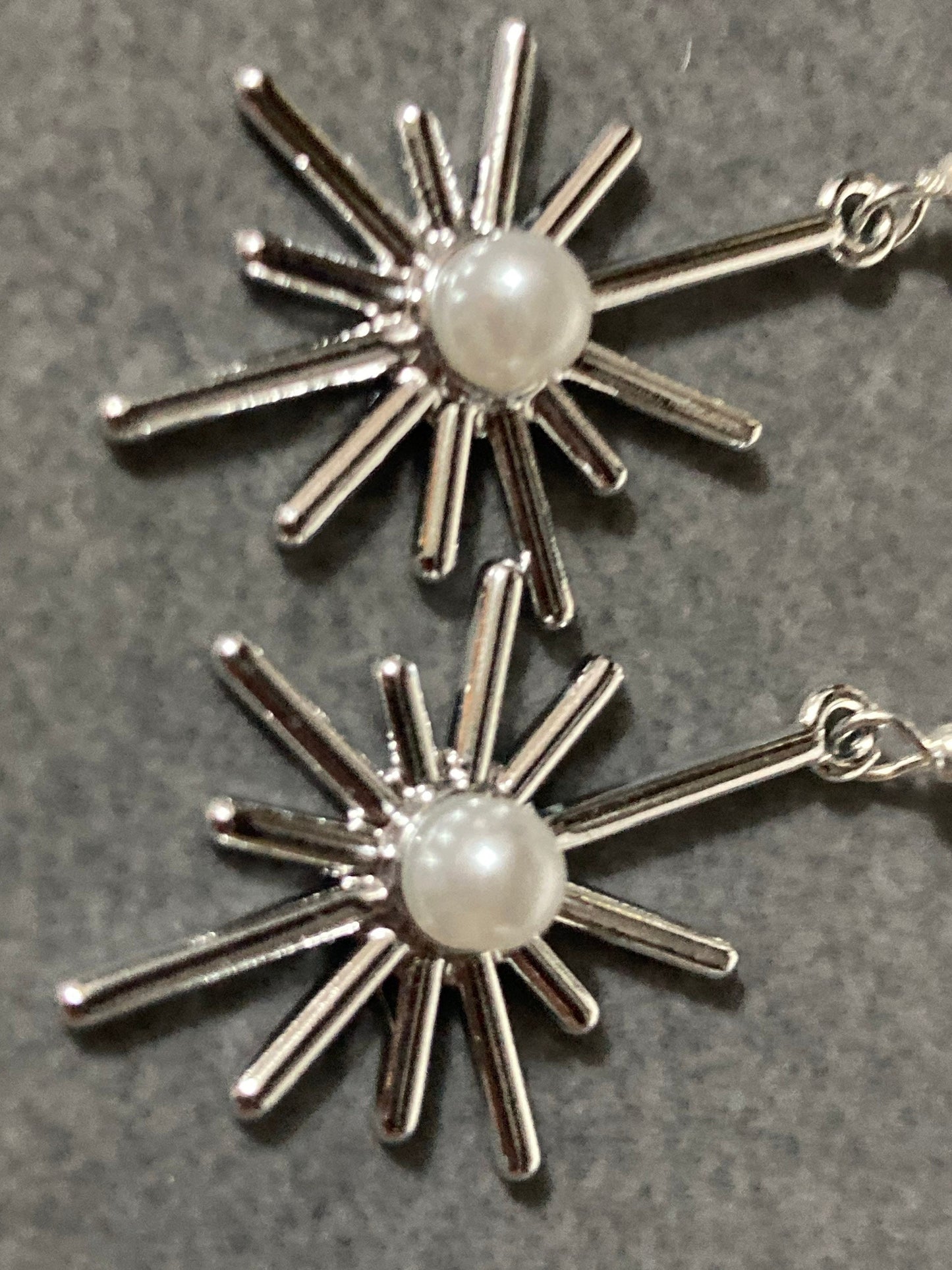 Modernist silver tone & faux pearl dangly 5cm drop star earrings