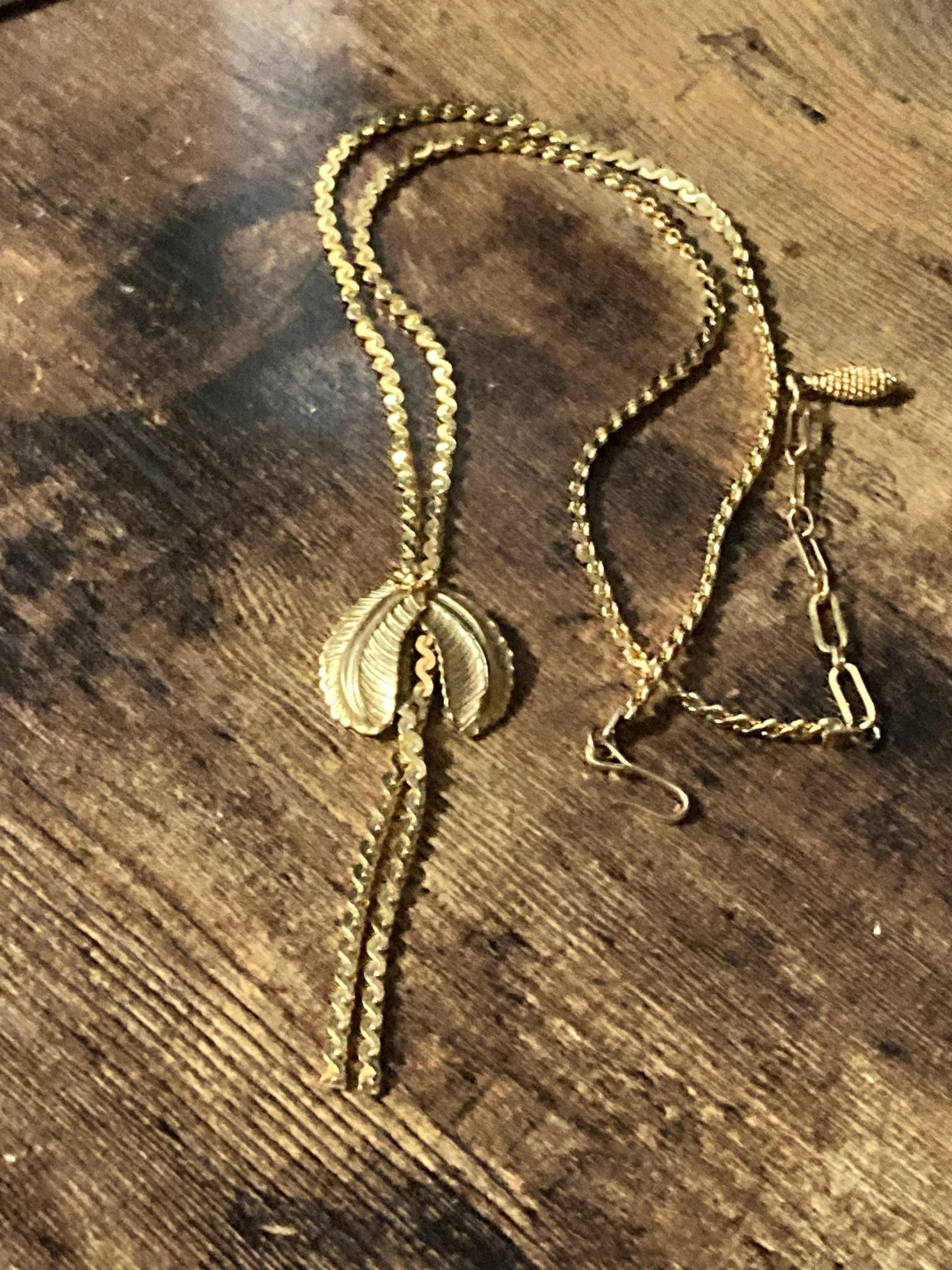 Vintage gold tone lariat drop serpentine chain necklace