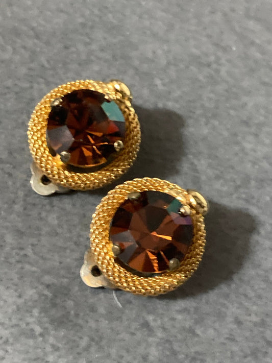Vintage 1960s brown cognac glass gold tone round mesh clip On Earrings