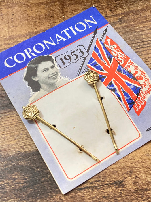 True Vintage Pair of queens 1954 coronation gold tone royal crown Hair Clips original card
