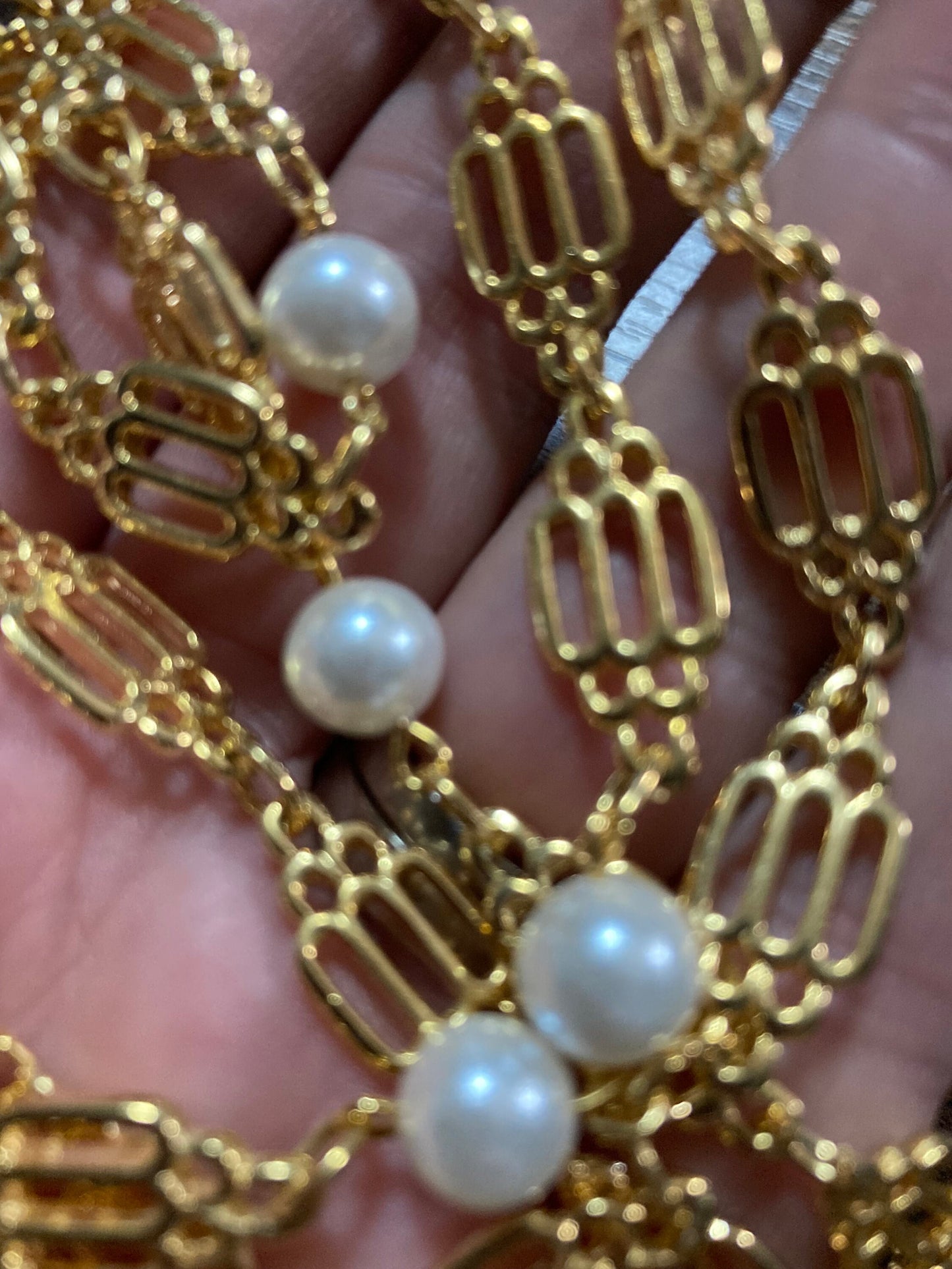 31” 79cm long 1980s thick gold plated fancy link faux pearl beaded station necklace