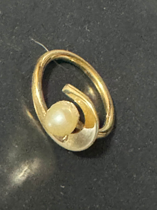 Signed Sarah Coventry gold tone faux pearl cocktail ring size L