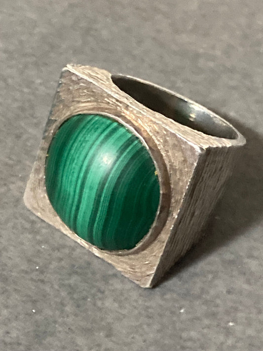 Hallmarked London r 1972-73 Uk size R 22.4 grams 925 sterling silver chunky heavy brutalist malachite 1970s men’s square ring