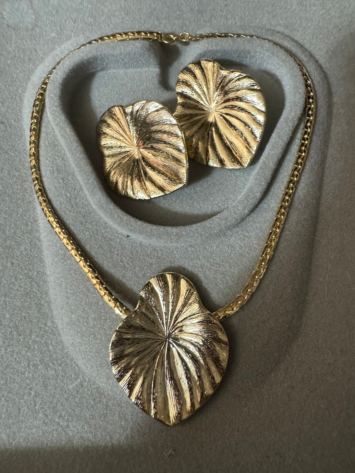 1980s modernist oversized huge gold tone palm leaf lily choker necklace and matching clip on stud earrings jewellery set