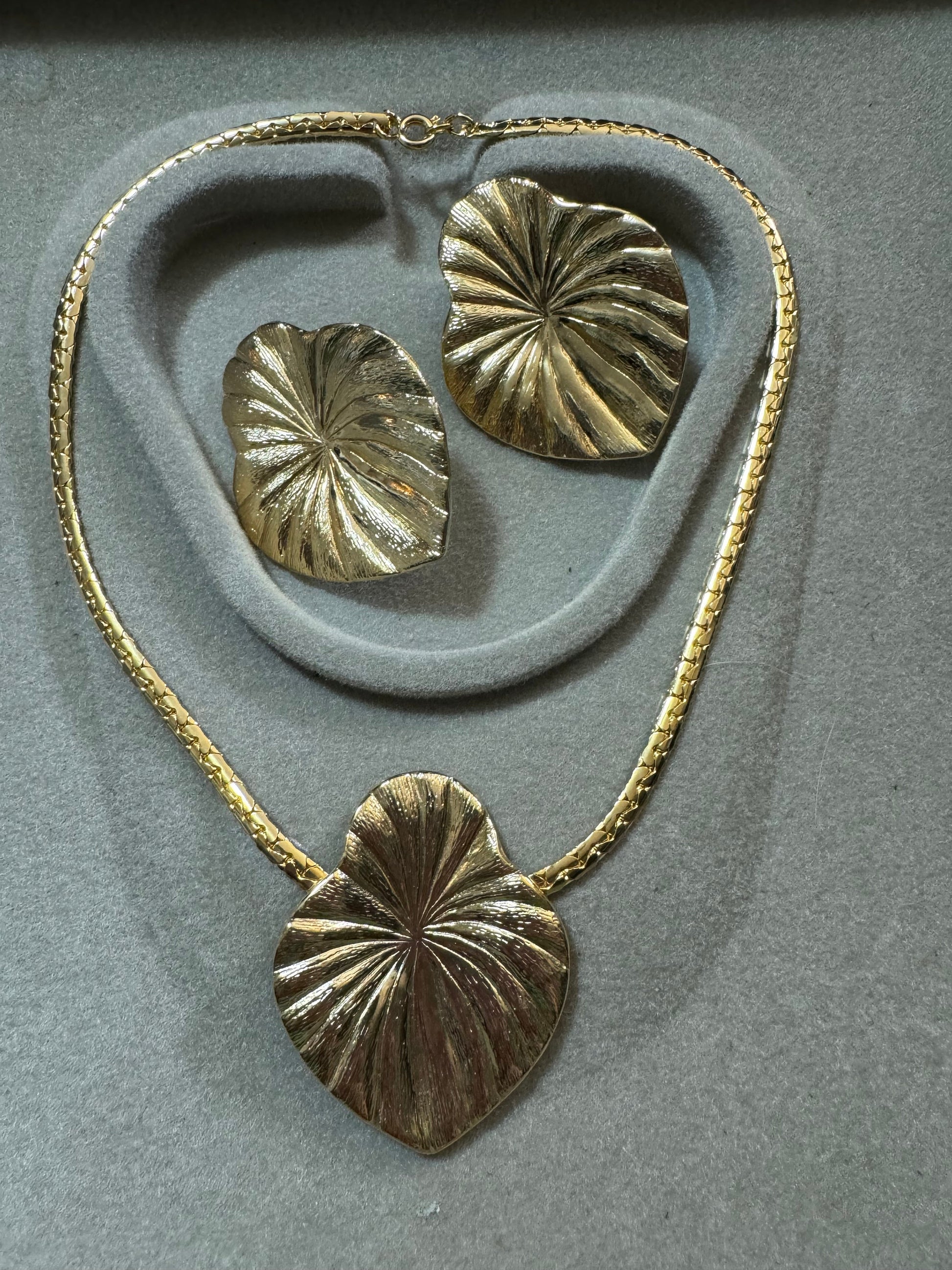 1980s modernist oversized huge gold tone palm leaf lily choker necklace and matching clip on stud earrings jewellery set