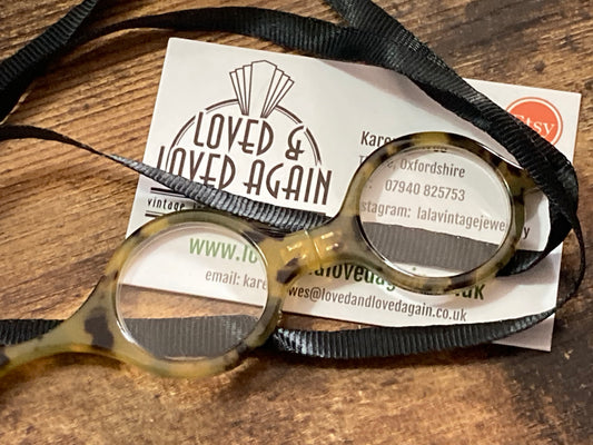 Tortoiseshell reader glasses magnifying pendant